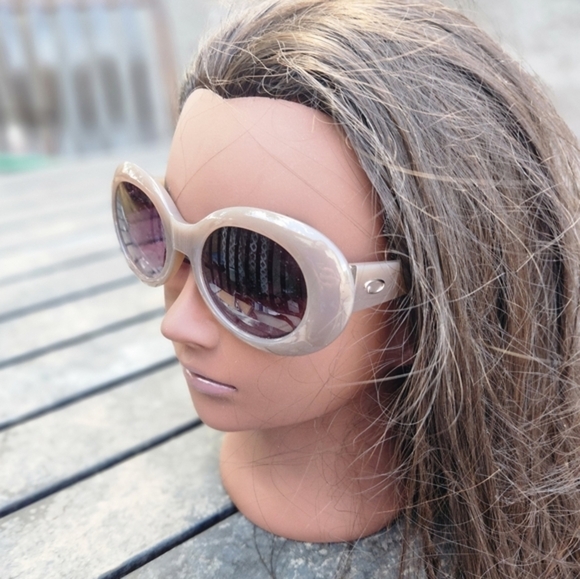 O by Oscar de la Renta Lavender Tint Sunglasses MOD 1313 038 Beige Frame. - Picture 3 of 6